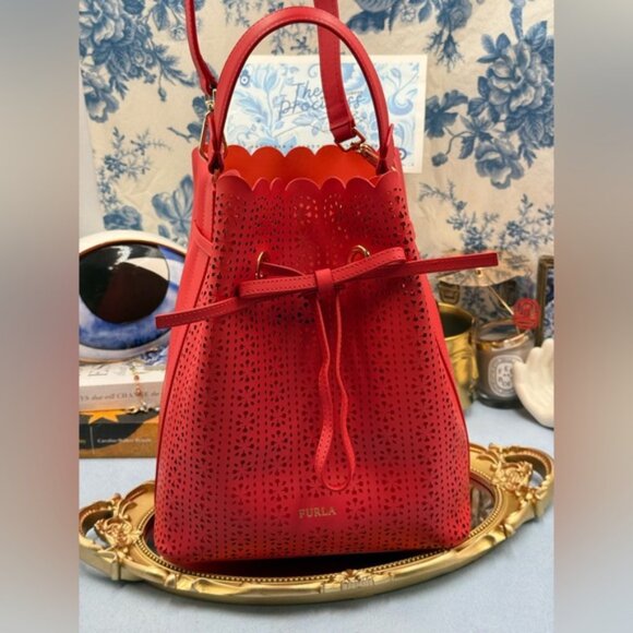🆕 FURLA 🧿 NWOT Constanza Laser Cut Drawstring Bucket Bag, Red Leather - Picture 2 of 16